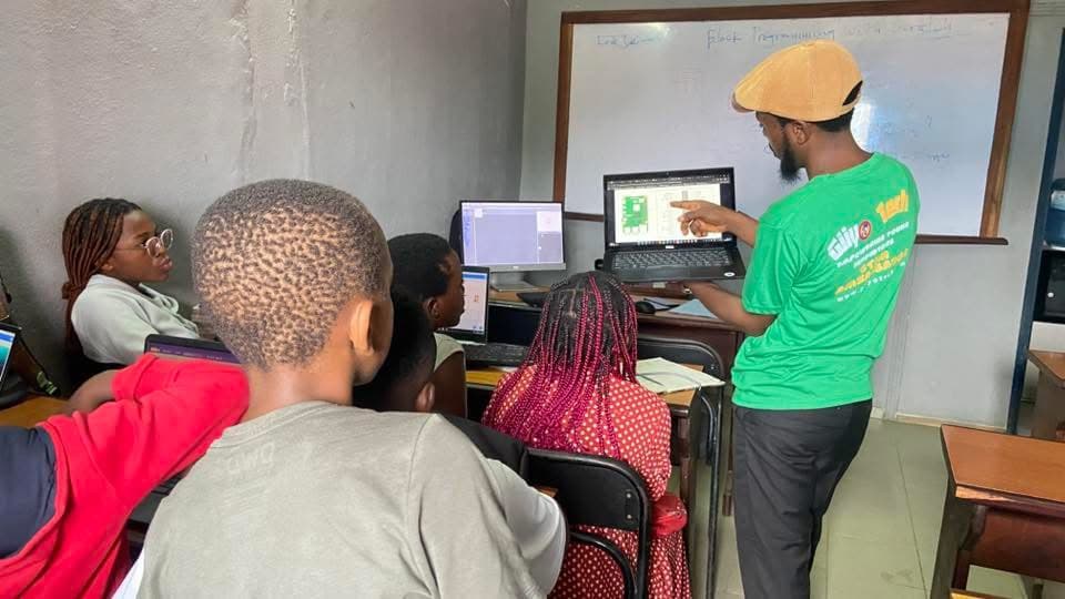 A Giiyo Tech instructor working with children during a STEM session